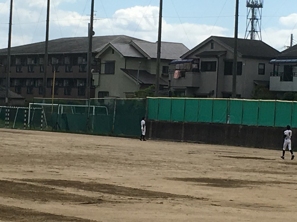 大冠4番打者のホームランを見上げる富田林外野陣